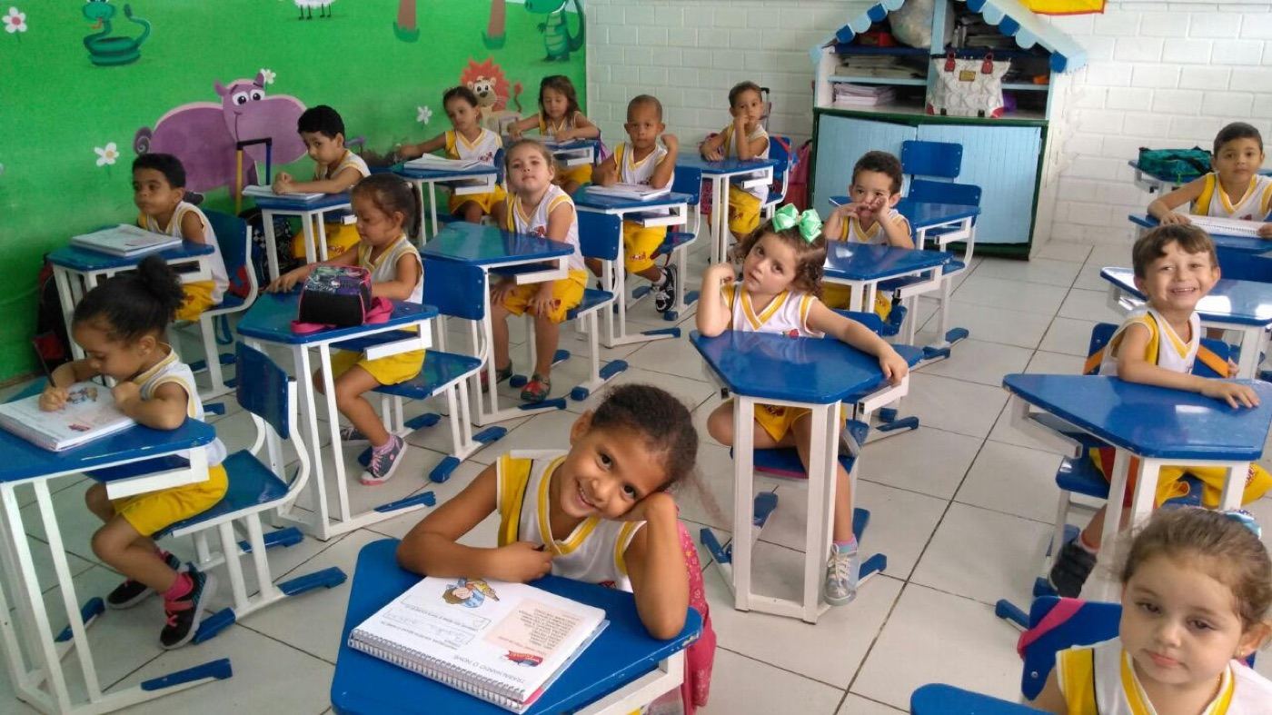 Crianças da Educação Infantil do CMJ em sala colorida